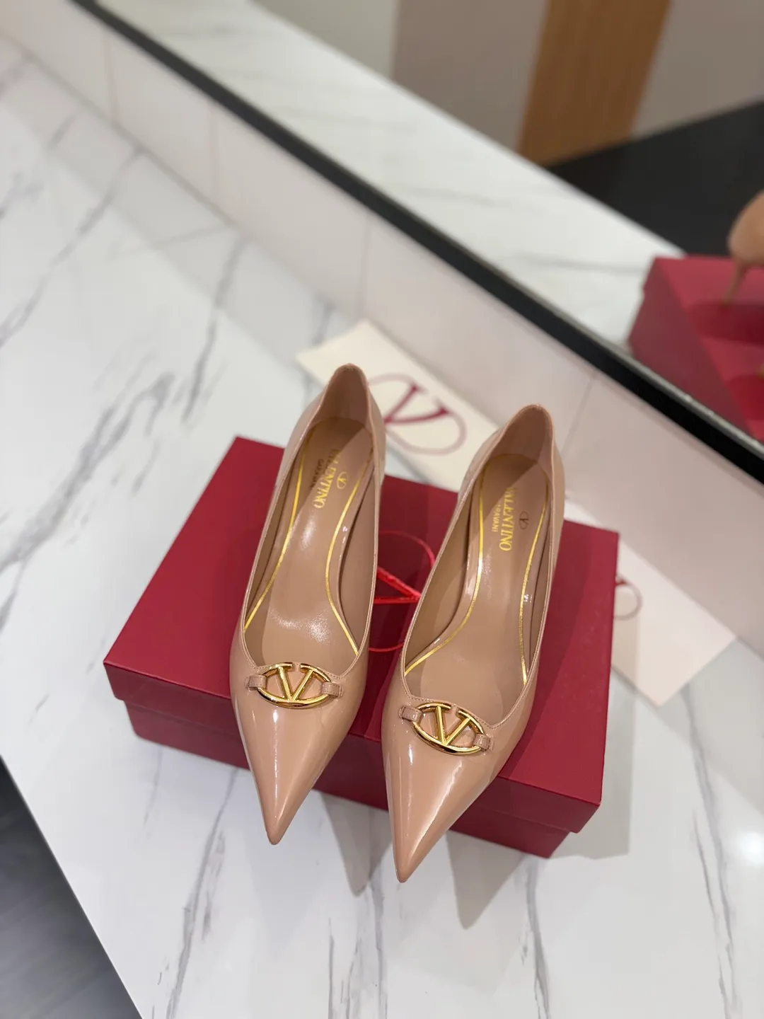 💕💕Factory direct selling price p520💕💕 VALENTINO’s hottest new high-heeled shoes, latest logo buckle, perfect combination with sexy pointed toe❤️‍🔥❤️‍🔥❤️‍🔥❤️‍🔥It is simply the pinnacle of summer fashion💖💖💖💖original replica Upper: patent leather, subleather Outsole: Italian leather outsole Heel height: 6.5cm Size: 35-39 (40 41 42 customized, non-refundable and non-exchangeable)